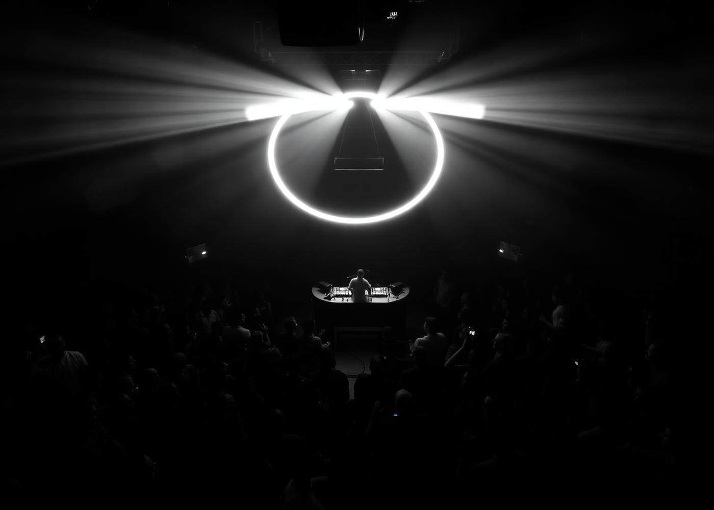 Palco circular 360° com público ao redor